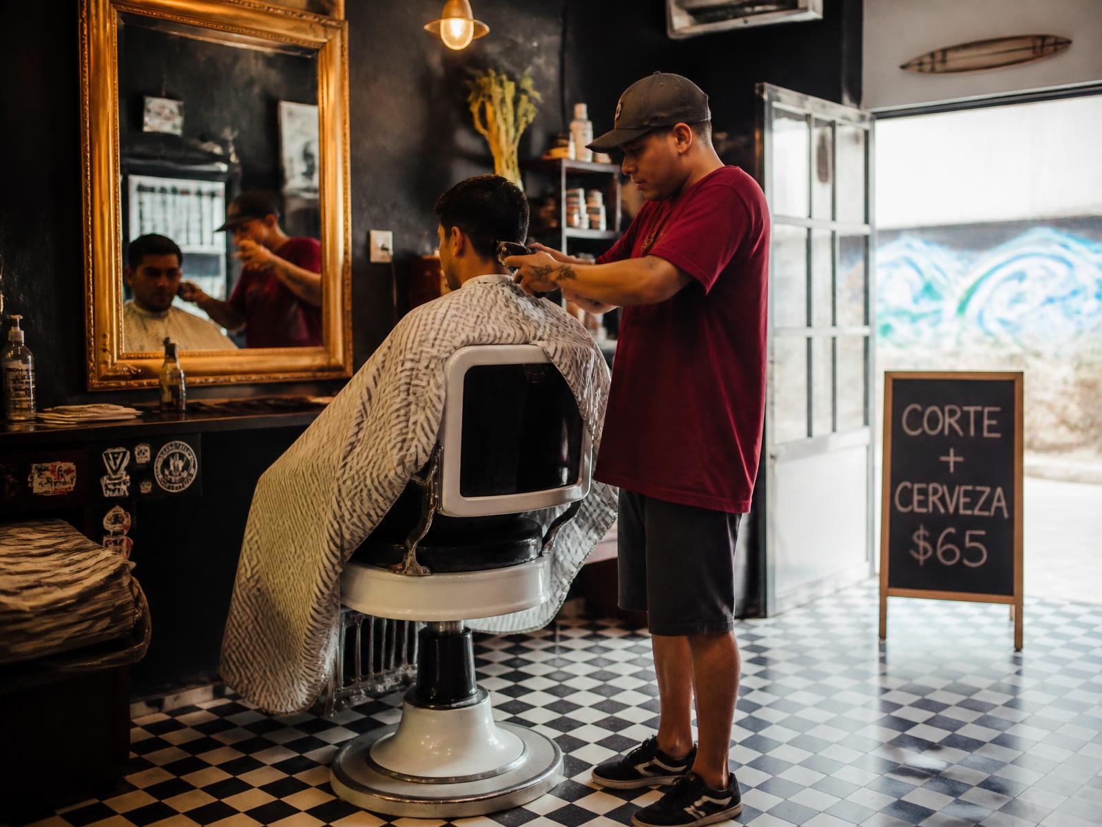 Interior de la barbería Nando en Montañita